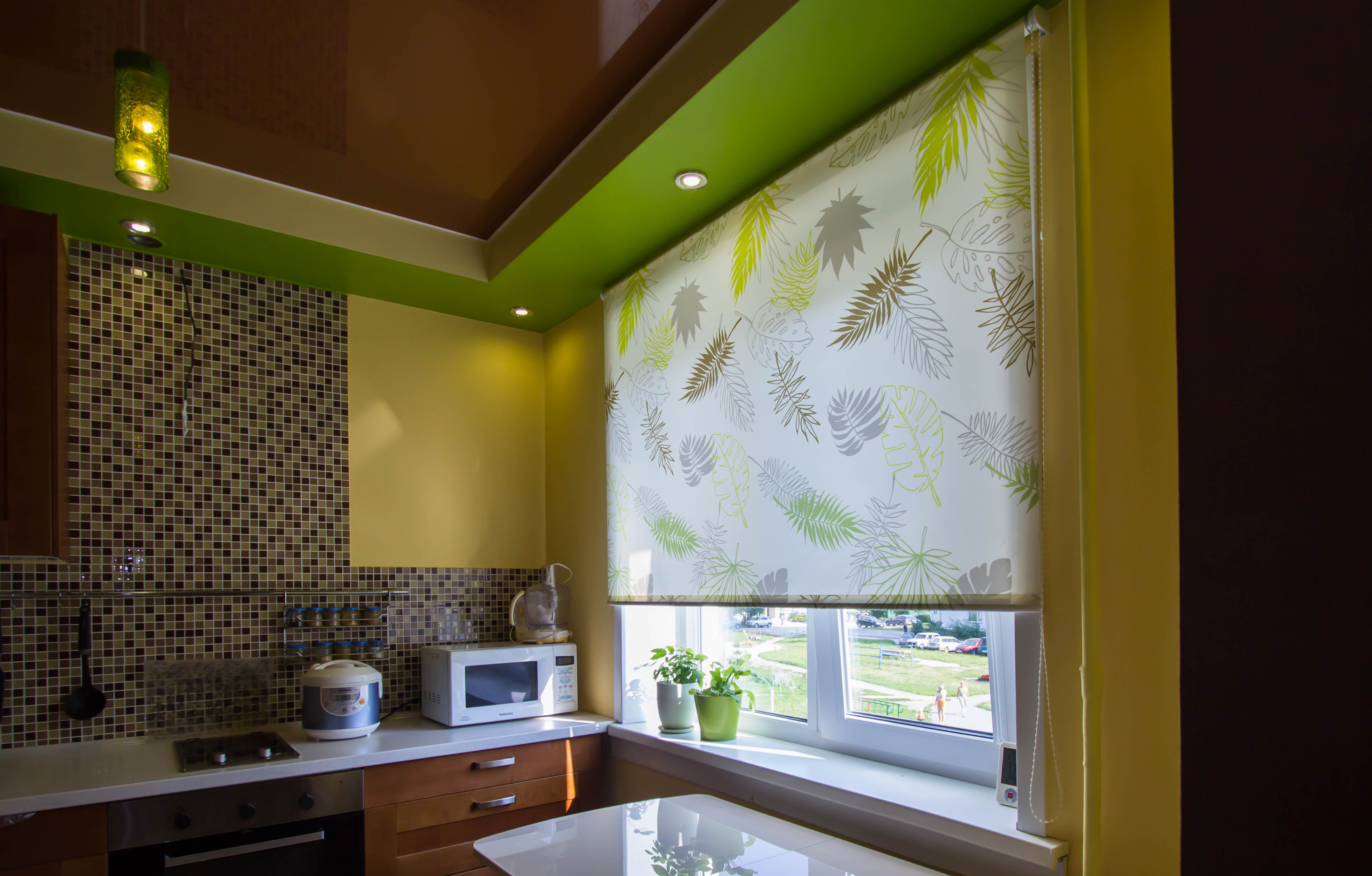 Жалюзи на кухню, фото горизонтальных, вертикальных рулонных жалюзи для кухни на Шадэ